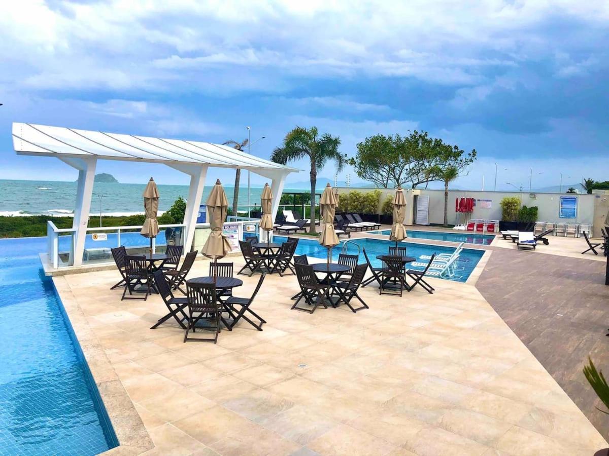 Apê estilo Resort c/ pé na areia e vista mar, próximo ao Beto Carrero Piçarras Exterior foto