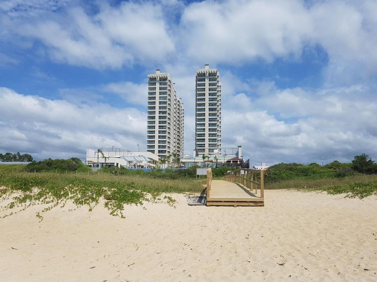 Apê estilo Resort c/ pé na areia e vista mar, próximo ao Beto Carrero Piçarras Exterior foto