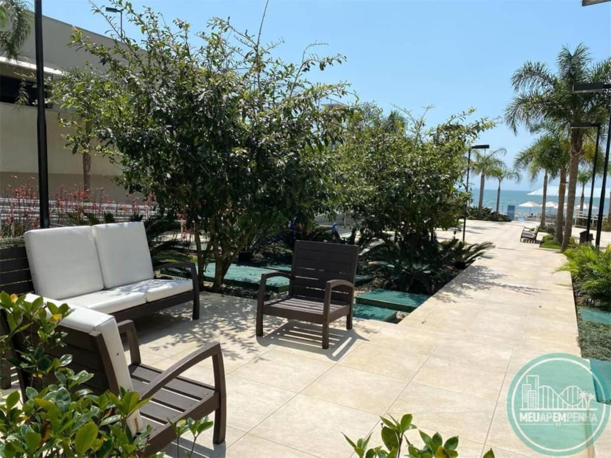 Apê estilo Resort c/ pé na areia e vista mar, próximo ao Beto Carrero Piçarras Exterior foto